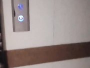 性感网红美女下楼取快递时故意找借口把快递员骗到房间引诱日她