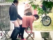 保安翻看监控农家小院大爷和姘头大白天在门前老汉推车 一边看一边调侃