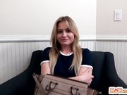 想象着和继父性爱中达到高潮的可爱少女