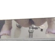 国内牛人潜入某KTV隔板女厕露脸近距离偷拍美女嘘嘘