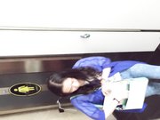 国内牛人潜入某KTV隔板女厕露脸近距离偷拍美女嘘嘘