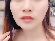 性感漂亮美女公园散步时被冒充导演的猥琐男哄骗在路边简单操完后又带回住所啪啪啪