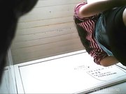 外站最新流出高校女厕近距离偷拍有几个非常不错的美女