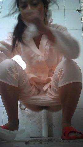 大学女生宿舍厕拍系列个个穿着睡衣刚起来一脸懵逼