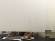 国内牛人潜入某娱乐城KTV女厕偷窥不小心被发现了被妹子用眼神怒视