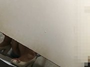 国内牛人潜入某娱乐城KTV女厕偷窥不小心被发现了被妹子用眼神怒视