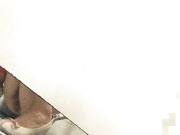 国内牛人潜入某娱乐城KTV女厕偷窥不小心被发现了被妹子用眼神怒视