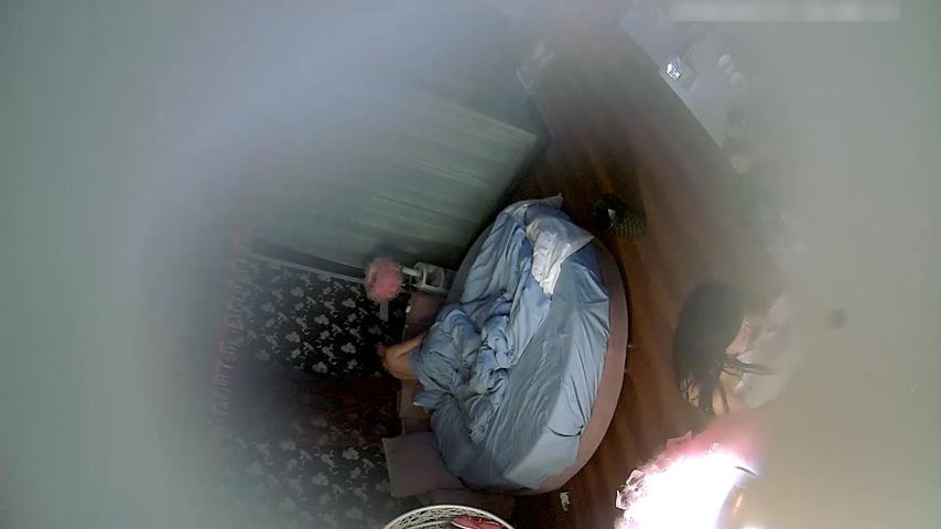 气质漂亮的牛仔裤美腿大学美女貌似给中年男当小三,来到酒店主动伺候男的啪啪,搞了一次没过瘾又做上面操!