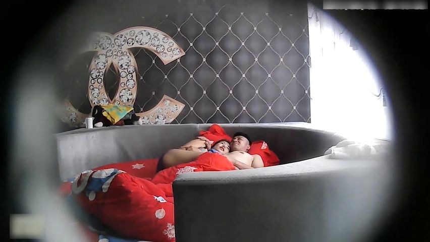 前凸后翘模特级别身材的漂亮美女被猛男啪啪姿势换来换去不停抽送都不射美女欲仙欲死说太深了鸡巴太长了对白淫荡