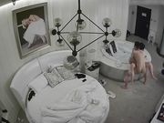 情趣酒店豪华房偷拍非常能干的眼镜男床上干到浴缸站着快速抽插