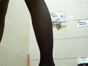 商场厕拍系列 都是黑丝美腿，丝袜控的最爱