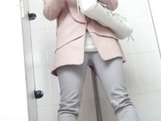 商场排队厕拍系列1 妹子的红内裤很是扎眼 人也长的漂亮