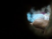 偷拍同租屋內老公給漂亮媳婦擦奶洗腳貌似被發現了