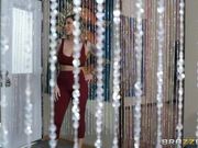 在丈夫身边与按摩师来一次激烈的中出做爱