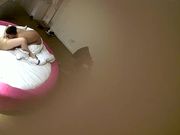 年轻情侣激情肉战眼镜妹外表清纯干起来热情似火