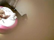 年轻情侣激情肉战眼镜妹外表清纯干起来热情似火