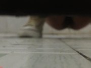 周末去网吧上网尾随几个妹子进女厕偷窥距离太近了差点被妹子发现