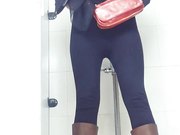 商场排队厕拍打扮时髦的年轻小姐姐下面有点黑