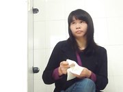 商场排队厕拍打扮时髦的年轻小姐姐下面有点黑