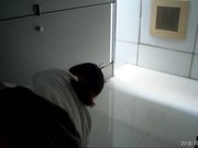 外站流出国内牛人潜入医院女厕露脸偷拍几个妹子嘘嘘