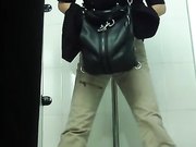 厕所偷拍眼睛的萌妹子一脸心事的样子