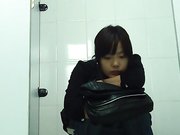 厕所偷拍眼睛的萌妹子一脸心事的样子