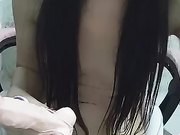 苗条骚气少妇椅子上道具自慰尿尿完再用道具JJ炮击抽插