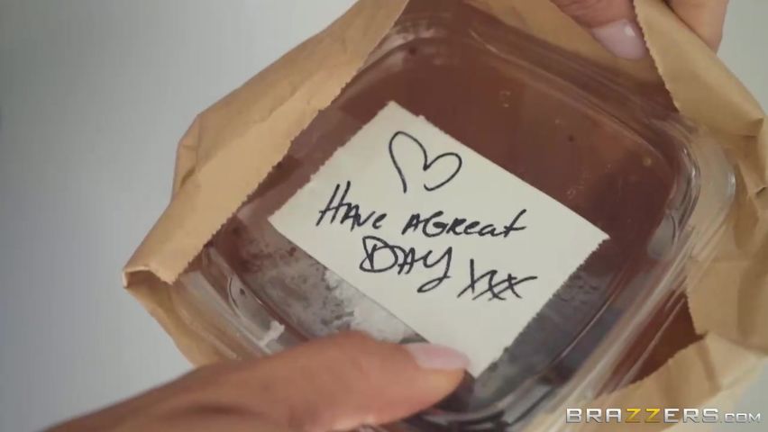 从抢劫案中救出大屌男后勾引他做爱的熟女超人