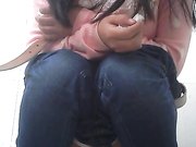 大学女生宿舍厕拍刚睡醒一脸懵逼的妹子头发像个鸡窝