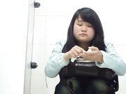 商场排队厕拍黄衣服的小姐姐长的真好看