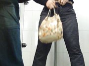 商场排队厕拍黄衣服的小姐姐长的真好看