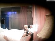 白皙性感的美女换上铁链情趣服后再操她