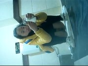 国内某超市公共女厕偷拍烟瘾很大的少妇抽烟的样子