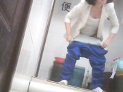 大学女厕所系列身材瘦弱的妹子一脸的清纯