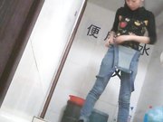 大学女厕所系列身材瘦弱的妹子一脸的清纯