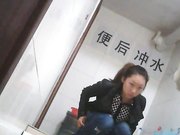大学女厕所系列眼镜美女抹完还要揉一揉下面