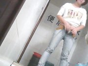 大学女厕所系列眼镜美女抹完还要揉一揉下面