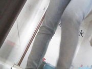 大学女厕所系列眼镜美女抹完还要揉一揉下面