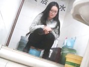大学女厕所系列金发妹子一边上厕所一边抠牙胸还挺大