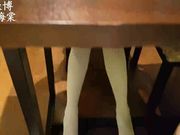 给女学生补习时把她抱上桌子上干