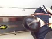 潜入电影院女厕偷窥白色连衣裙女神美眉尿很急