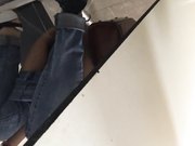 潜入电影院女厕偷窥白色连衣裙女神美眉尿很急