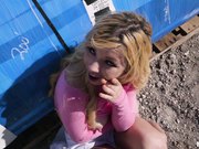 在工地上大胆性交易的小淫妇