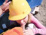 在工地上大胆性交易的小淫妇