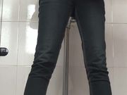 商场排队厕拍系列妹子一脸倦容像是昨晚没睡好