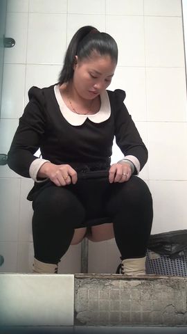 商场排队厕拍系列妹子一脸倦容像是昨晚没睡好