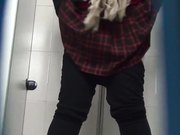 商场排队厕拍系列对白有趣姐姐说她天冷一般都是穿短毛衣