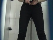 商场排队厕拍系列对白有趣姐姐说她天冷一般都是穿短毛衣