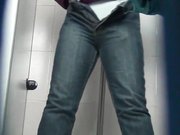 商场排队厕拍系列妹子一边打电话一边提裤子也不怕电话掉厕所里