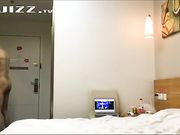 强上新婚美女之正和妈妈打电话被强行扯掉裤子操